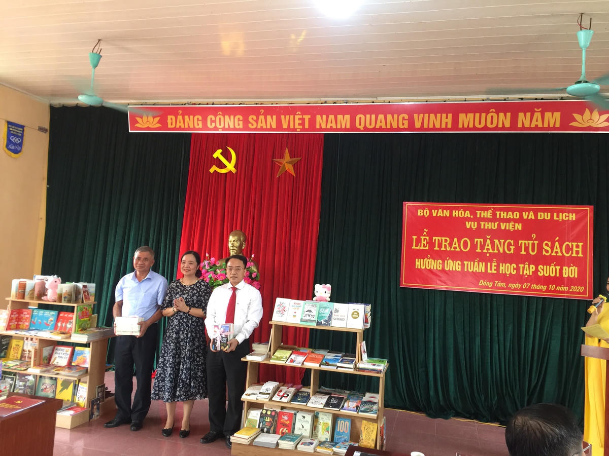 Vụ Thư viện trao tặng tủ sách cho người dân Đồng Tâm.