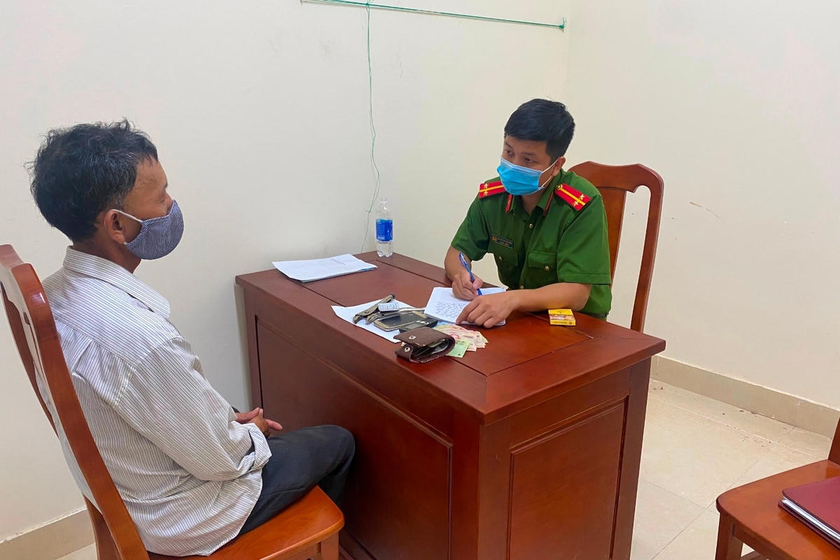 Người đàn ông trộm thuốc lá lúc nửa đêm tại cơ quan công an.