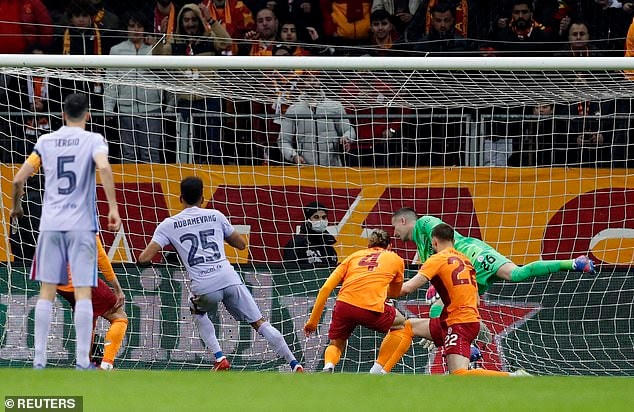Hiệp 2 mới bắt đầu được 4 phút, thủ thành Pena của Galatasaray có hai pha cứu bóng hay liên tiếp nhưng tới cú dứt điểm cận thành của Aubameyang, anh đành bất lực và Barcelona dẫn 2-1.