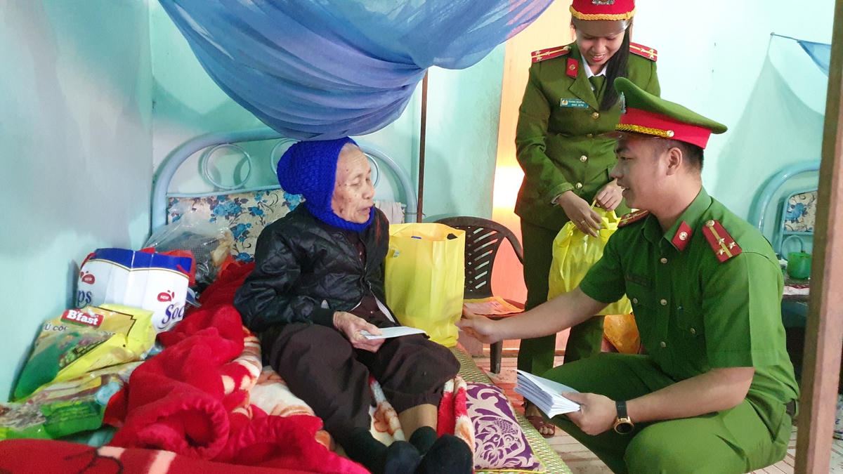 CS113 tặng quà người gia neo đơn.