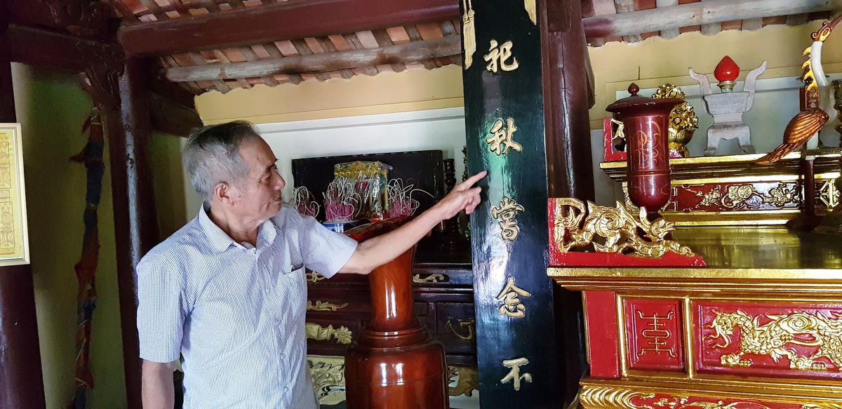 Đôi câu đối trong nhà thờ họ Nguyễn Đăng cũng không có người đọc, dịch được nội dung.