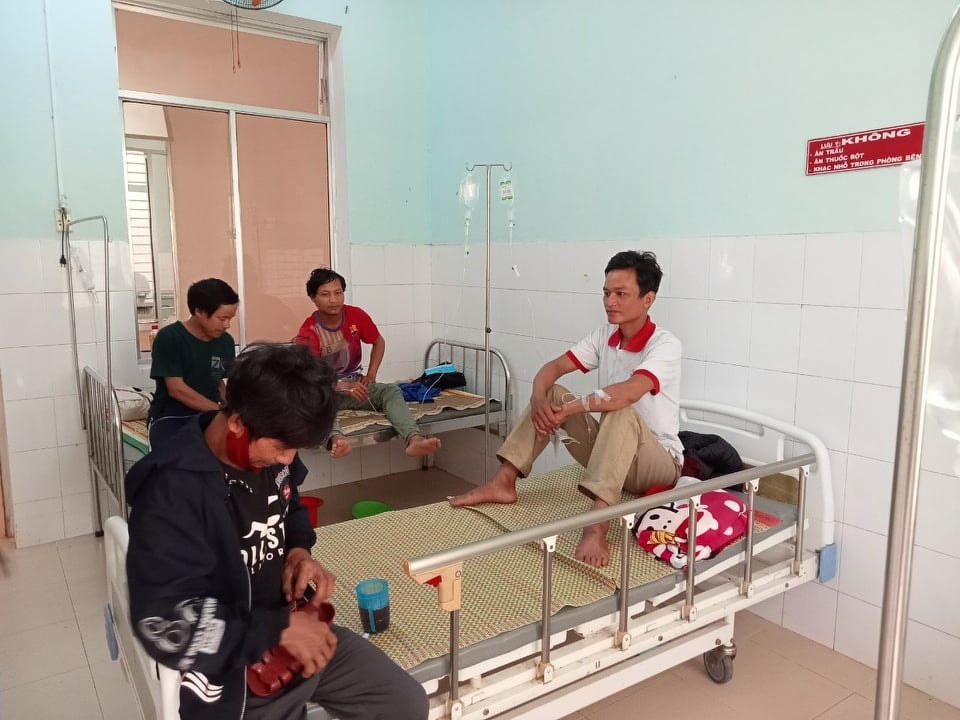 Các bệnh nhân đang nằm điều trị tại Trung tâm y tế huyện Nam Trà My.