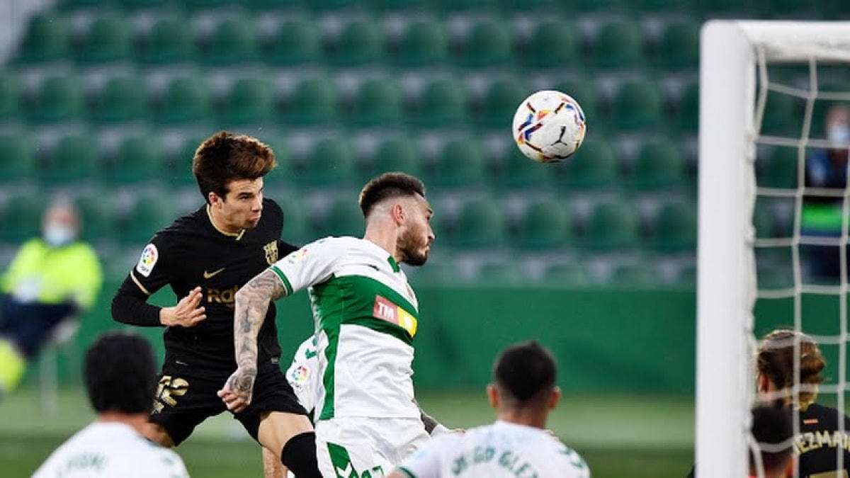 Barca giành chiến thắng 2-0 trước Elche để vào tốp 3. Ảnh: Reuters.  