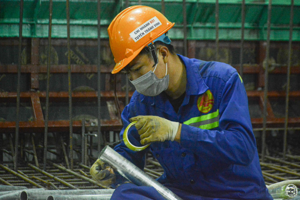 “Khó khăn nhất đối với dự án này là di dời hạ tầng ngầm nổi như nước, cáp quang, điện cao thế… đến nay thì 100% đã giải phóng sang 2 bên hành lang vỉa hè. Chúng tôi đã đầy đủ mặt bằng để sẵn sàng thi công kết cấu hầm chính” - ông Phúc nhấn mạnh.