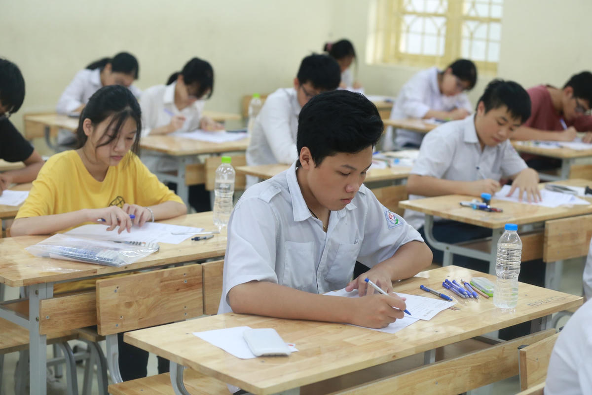 Thí sinh dự thi vào lớp 10 Hà Nội năm học 2020- 2021. Ảnh: Quang Vinh.