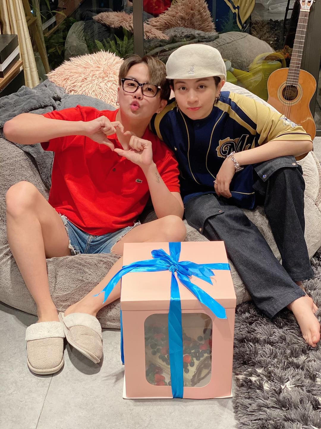 Duy Khánh khoe quà sinh nhật bất ngờ từ Gil Lê: “2:00 sáng ngày 4/1, ông Chú hớt ha hớt hải cầm hộp bánh kem to thật to chạy qua nhà bấm chuông dồn dập bước vào và hét to: HAPPY BIRTHDAY to DUY KHÁNH, hạnh phúc lắm, bất ngờ lắm, trân trọng”.  