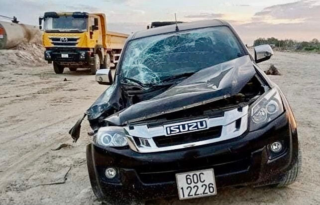Chiếc xe bán tải bẹp rúm đầu tại công trường.