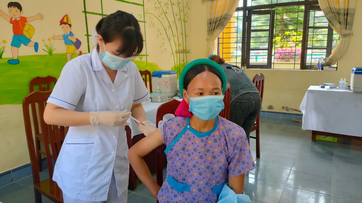 Nhờ tuyên truyền, vận động bài bản cùng sự tiên phong, gương mẫu của đội ngũ cán bộ, đảng viên,... Bình Liêu đã triển khai tiêm cho 50% dân số toàn huyện chỉ trong thời gian ngắn. Ảnh: BTG Huyện ủy Bình Liêu cung cấp.