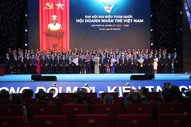 Đại biểu tham dự chúc mừng các Ủy viên Ủy ban Trung ương Hội Doanh nhân trẻ Việt Nam khóa VII.