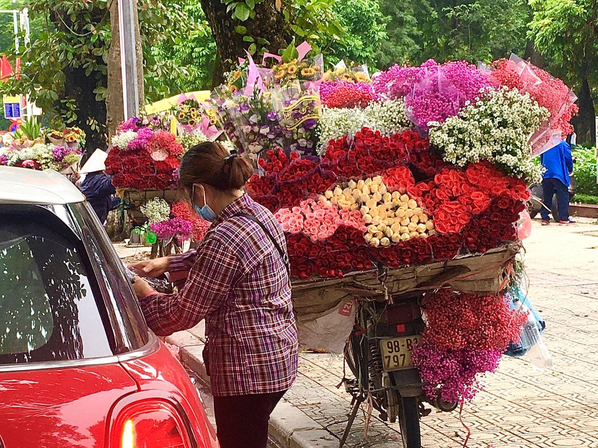 Không được tặng hoa vào ngày đặc biệt, niềm vui của chị Thương chỉ là bán được nhiều hoa.