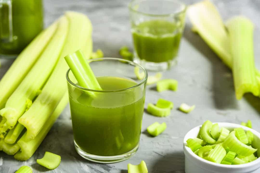 Chỉ có 18 calo trong một 110g cần tây cắt nhỏ, đây là một món ăn nhẹ thay thế lành mạnh.  