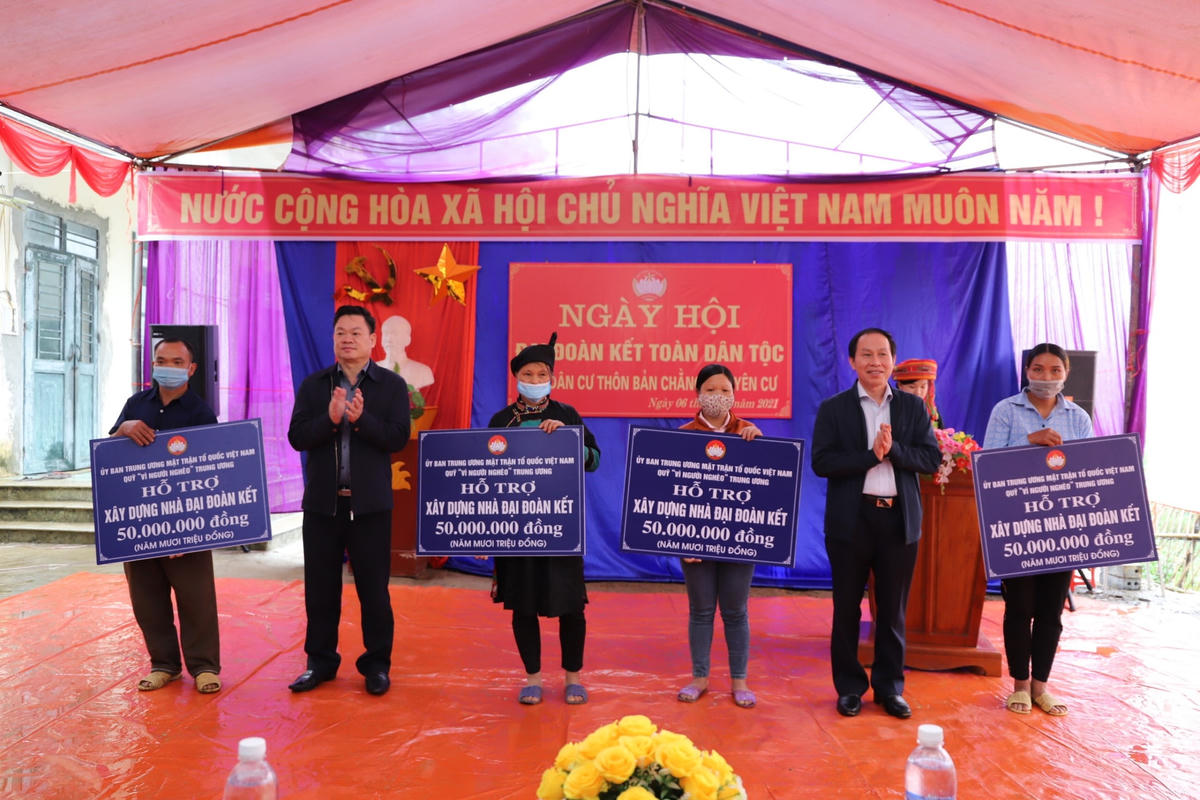 Phó Chủ tịch - Tổng Thư ký Lê Tiến Châu và Bí thư Tỉnh ủy Bắc Kạn Hoàng Duy Chinh trao 4 căn nhà đại đoàn kết cho hộ nghèo trên địa bàn.