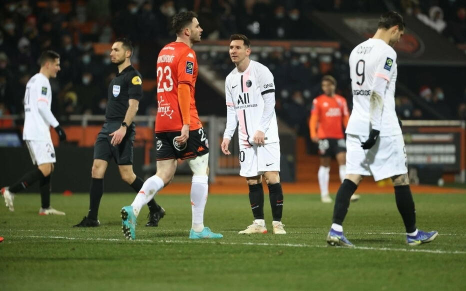 Messi bỏ lỡ cơ hội ở phút 27 với pha dứt điểm trúng cột dọc.