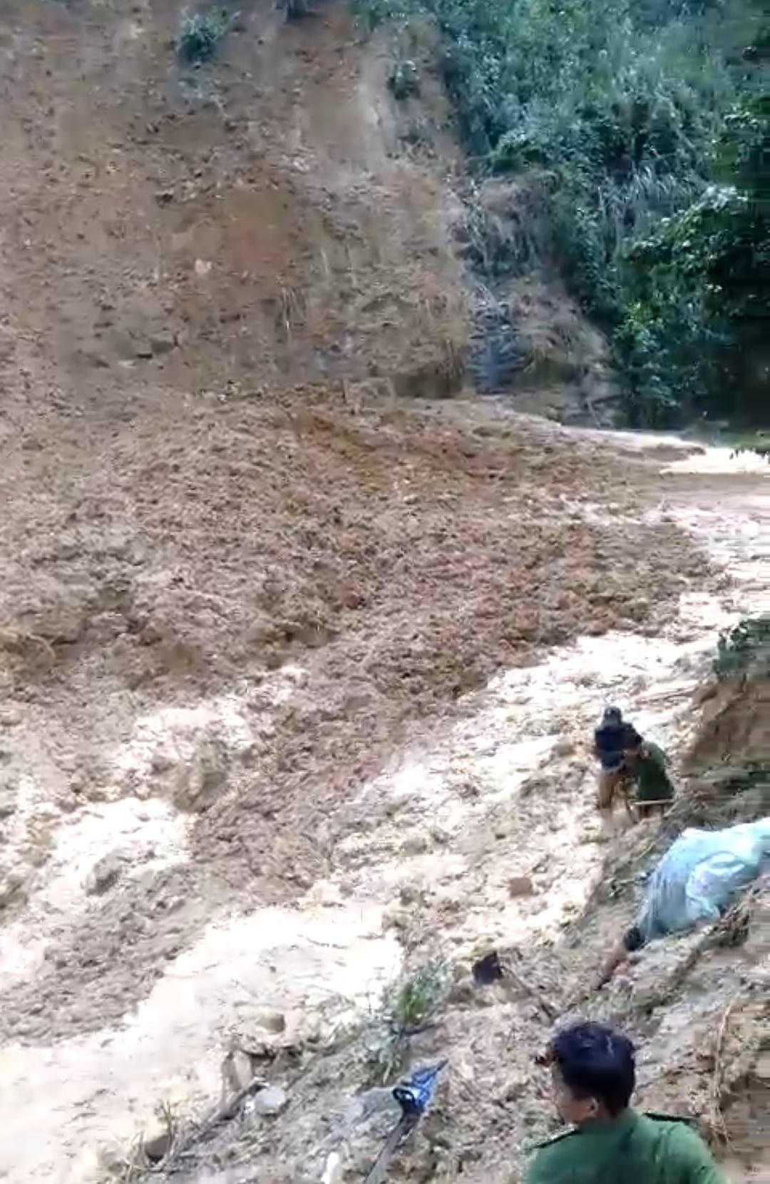 Khu vực xảy ra vụ sạt lở đất đá ở xã Trà Tân.