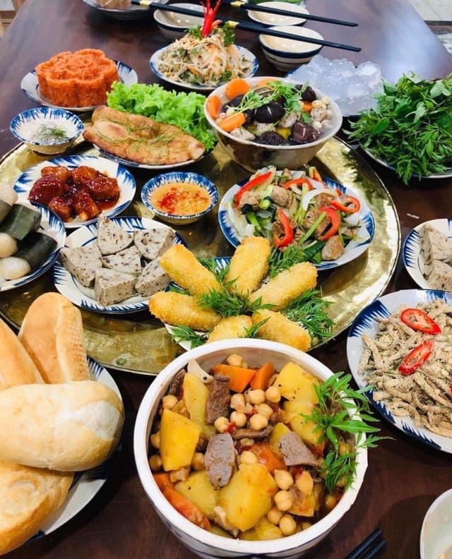 Mâm cỗ chay thịnh soạn với đủ những món ăn đẹp mắt.
