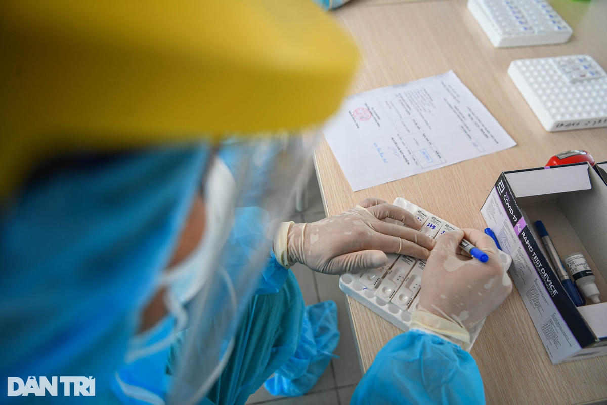 Cận cảnh test nhanh Covid-19 cho khách ra vào Thủ đô ở sân bay Nội Bài