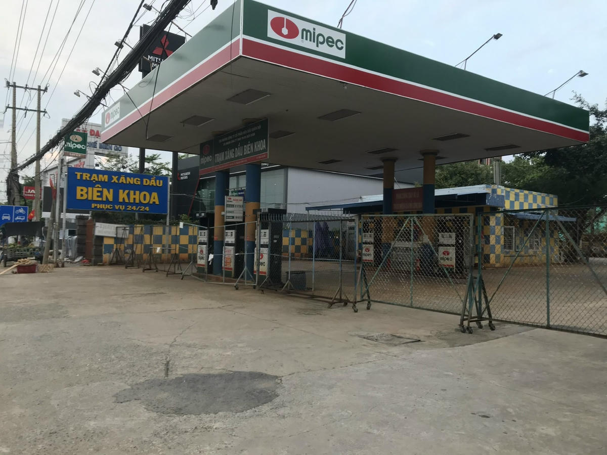 Một cây xăng trên Quốc lộ 13 (phường Vĩnh Phú, TP.Thuận An, Bình Dương) chiều 10/2 vẫn đóng cửa chưa rõ lý do.