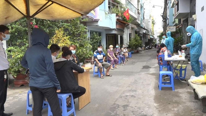 Lấy mẫu xét nghiệm sàng lọc Covid-19 với các trường hợp tiếp xúc gần người nhiễm bệnh tại TP HCM.