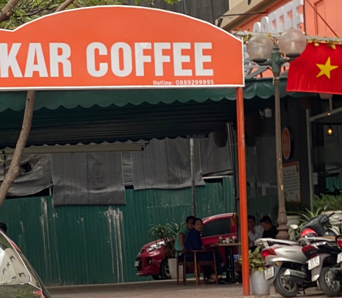 Một quán cafe trên địa bàn quận Cầu Giấy vẫn phục vụ khách hàng uống tại chỗ. Ảnh: L.A..