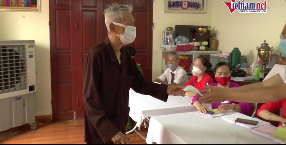 “Đây là quyền và nghĩa vụ của công dân, hi vọng lá phiếu của tôi chọn đúng người tài, phục vụ nhân dân”, cụ Ngân nói. Ảnh: Vietnamnet.
