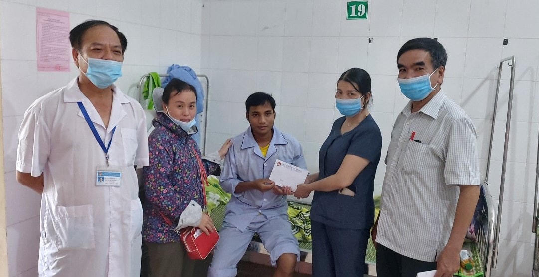 Thăm công nhân xây dựng thủy điện Rào Trăng 3 đang điều trị tại Bệnh viện Bình Điền.