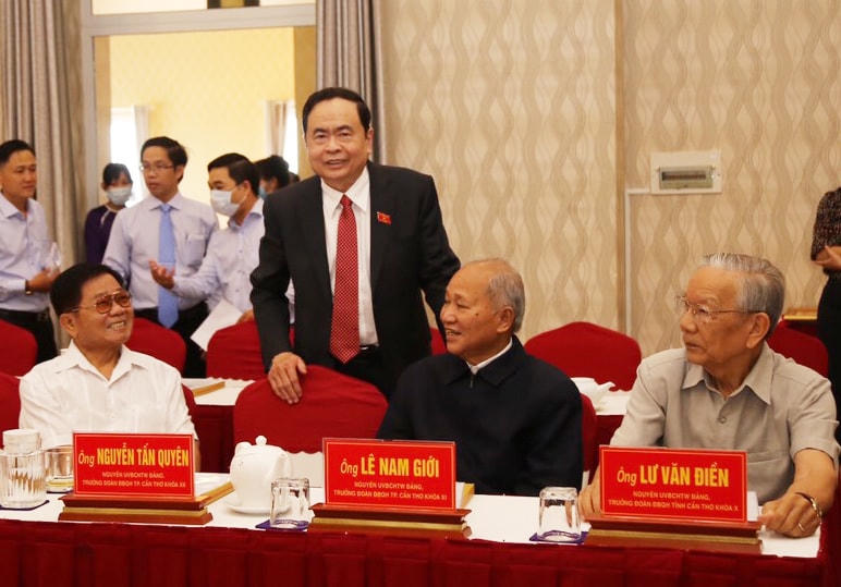 Chủ tịch Trần Thanh Mẫn trao đổi với nguyên lãnh đạo TP Cần Thơ qua các nhiệm kỳ tại buổi họp mặt.