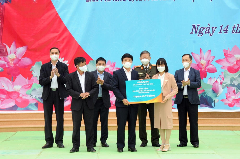 Hưởng ứng lời kêu gọi của Bộ Công an, đại diện một số Ngân hàng và nhà tài trợ trao tiền ủng hộ tiếp tục xây dựng, sửa chữa 1.100 căn nhà cho các hộ nghèo, hộ gặp nhiều khó khăn trên địa bàn tỉnh Điện Biên.
