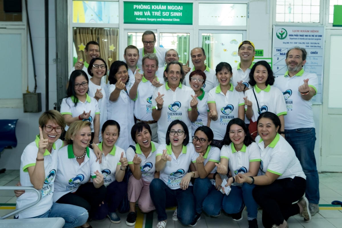 Cẩm Vân trao tặng chi phí phẫu thuật 200 triệu đồng cho Quỹ 'Thiện Nhân và những người bạn'