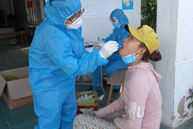 Lấy mấu xét nghiêm Covid-19 cho người dân TX Ninh Hòa.