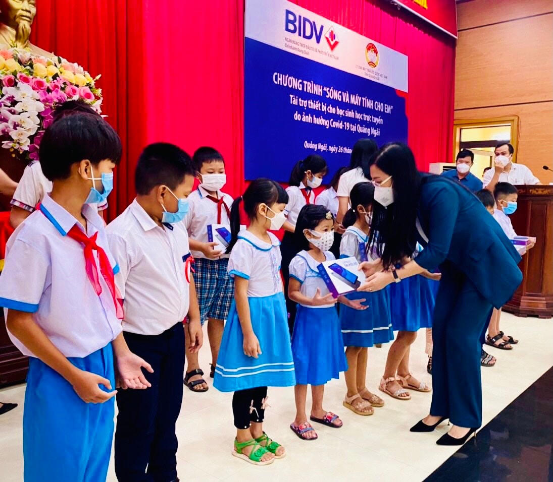Bí thư Tỉnh uỷ, Bùi Thị Quỳnh Vân trao máy tỉnh bảng cho các em học sinh tại huyện Bình Sơn.