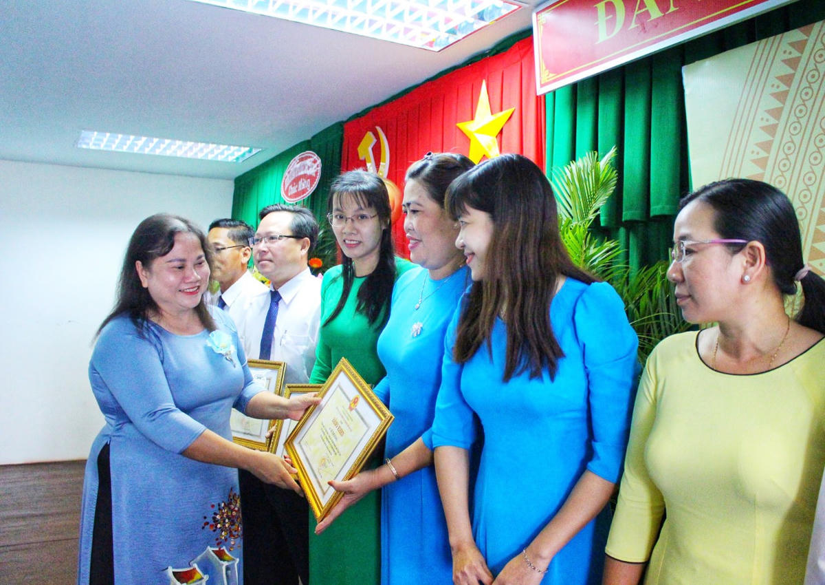 Bà Trần Thị Xuân Mai giám đốc Sở LĐ - TB &XH TP Cần Thơ trao bằng khen cho các tập thể cá nhân