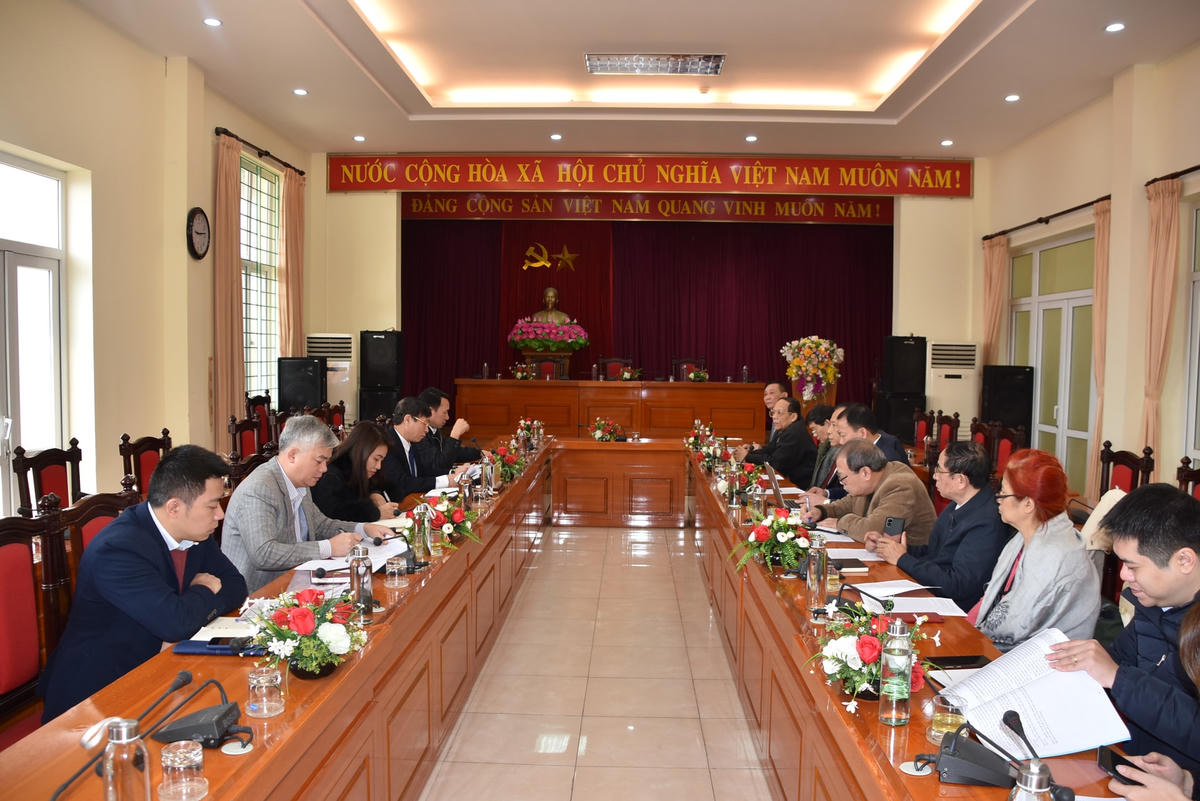Quang cảnh buổi làm việc.