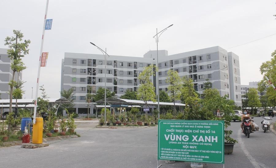 Tại các khu vực không có dịch, được gọi là 'vùng xanh', người dân ngoài việc chấp hành chỉ ra đường khi cần thiết, thành lập các khu vực tự quản, lập các chốt bảo vệ vùng xanh.