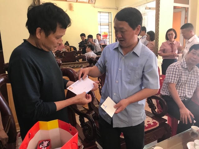 Phó Chủ tịch -&nbsp;Tổng Thư ký Hầu A Lềnh thăm và tặng quà người có công tại Lào Cai