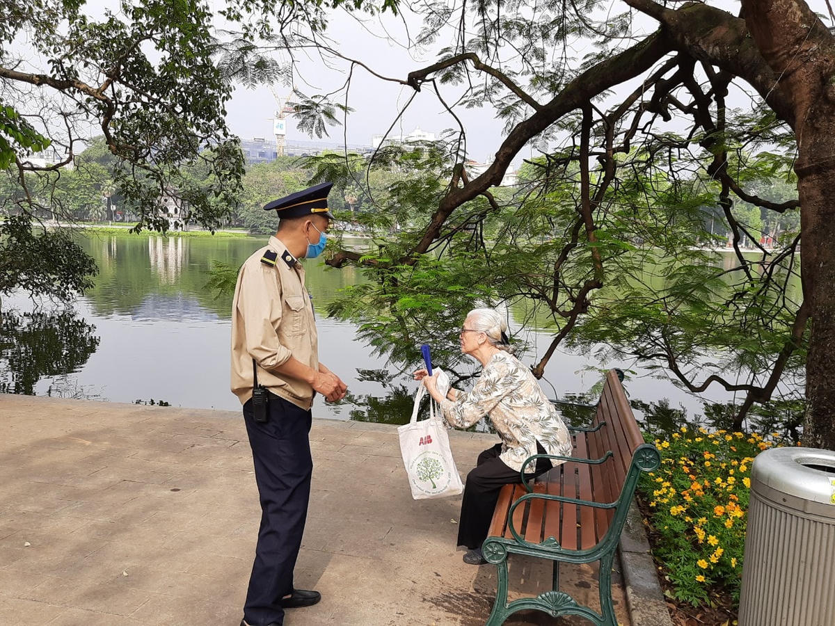 Người dân Hà Nội vẫn chủ quan trong phòng chống dịch 