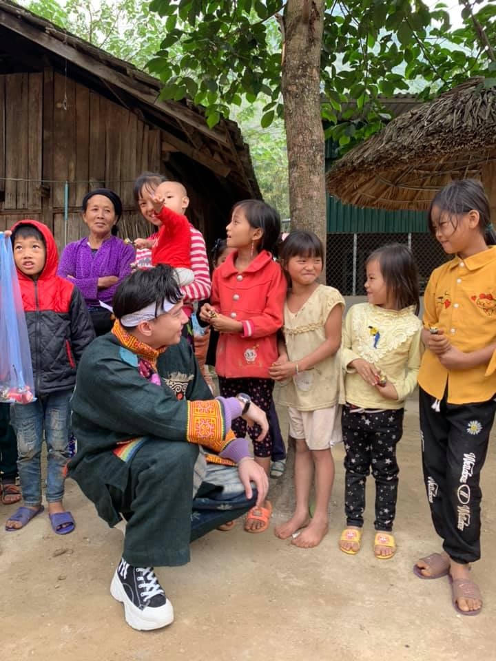 Ca sĩ S.T 365 đang có chuyến phiêu lưu các tỉnh vùng Đông Bắc Bộ của Việt Nam. Anh cảm nhận được sự chân chất, mến khách của con người nơi đây cùng vị nồng nàn của những ly rượu ngô được người dân địa phương thương tặng!
