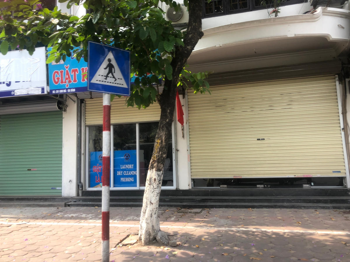 Có những đoạn phố mà cửa hàng đóng cửa san sát nhau như nghỉ Tết .