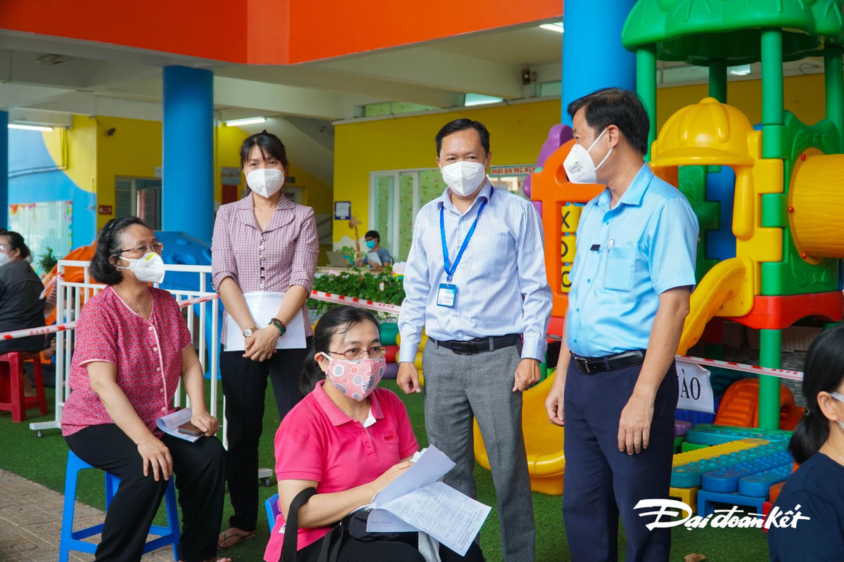 Ông Lê Tấn Tài – Chủ tịch Ủy ban MTTQ Quận 5 cũng đã có mặt tại điểm tiêm cùng đại diện đơn vị Phường, kiểm tra công tác tiêm chủng trên địa bàn.