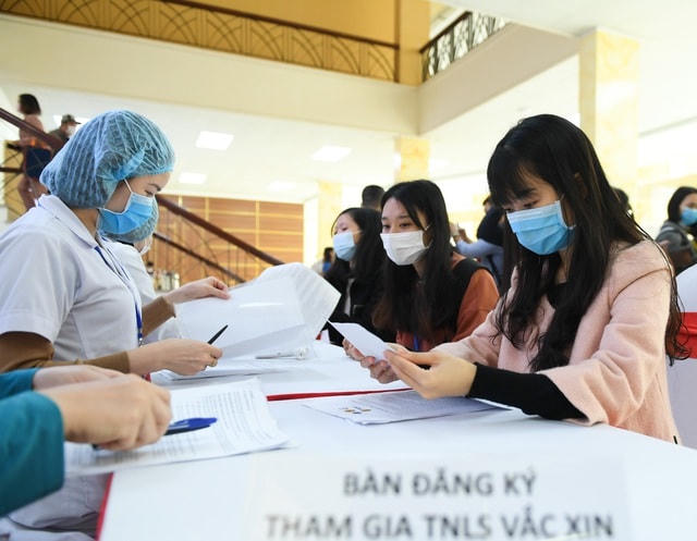 Tình nguyện viên đăng ký tiêm thử vắc xin Nanocovax.  