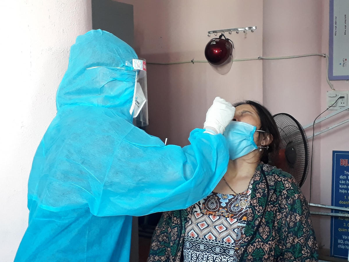 Lấy mẫu xét nghiệm người dân xã Tùng Lộc.