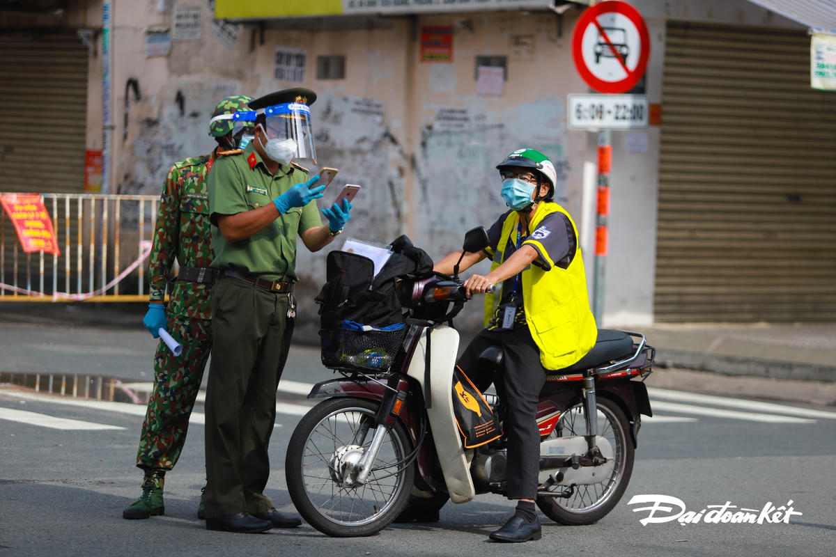 Lực lượng quân đội hỗ trợ người dân khai báo và kiểm tra mã QR khi đã khai báo xong.