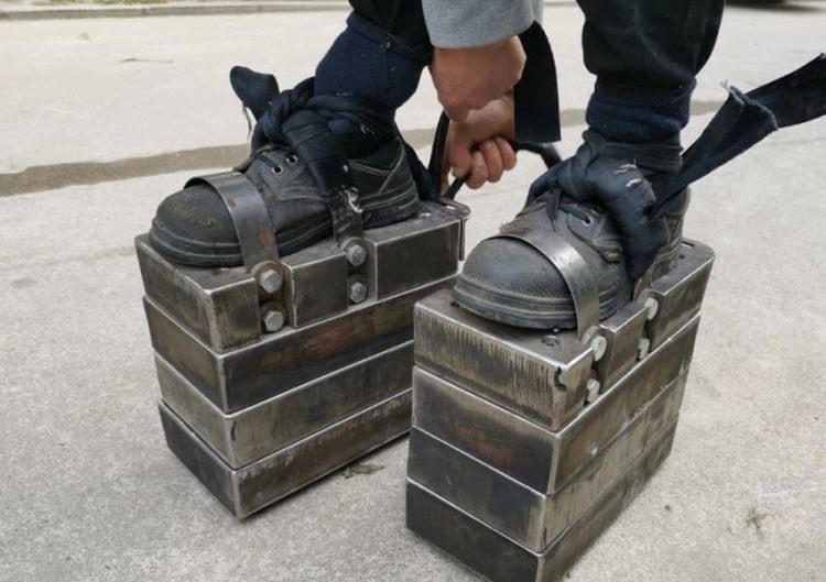 Đi ‘giày sắt’ 150 kg luyện sức khỏe
