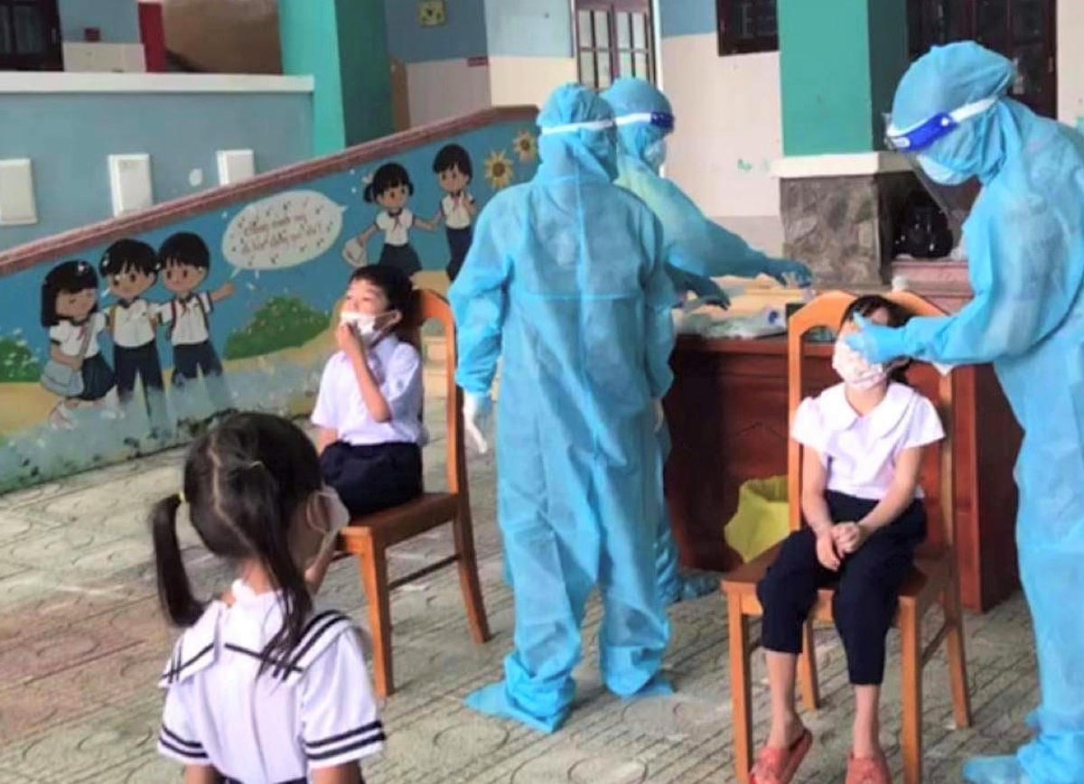 Các trường học tại TP HCM được khuyến khích thực hiện song song giữa dạy trực tiếp và trực tuyến để phù hợp với diễn biến dịch bệnh còn phức tạp.