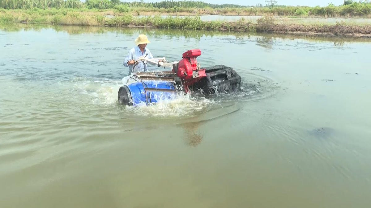 Chiếc máy cày nổi trên mặt nước của ông lão nông Nguyễn Văn Huyền, xã An Trạch A, huyện Đông Hải tỉnh Bạc Liêu đang được ngành chức năng huyện đánh giá cao về khả năng hoạt động, phù hợp với địa hình kênh mương phức tạp.