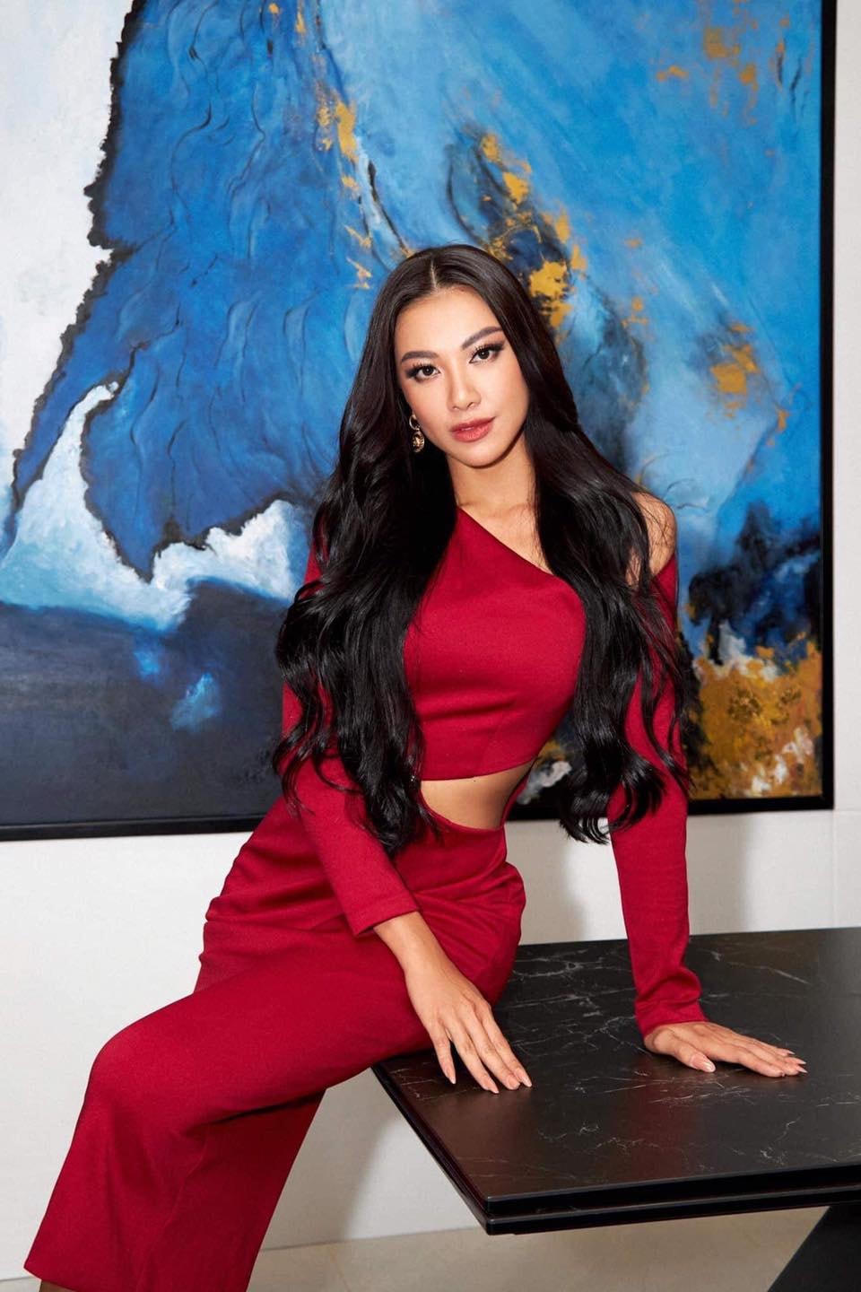 Hoa hậu Nguyễn Huỳnh Kim Duyên cũng cuốn hút không kém với cùng phong cách cut out.