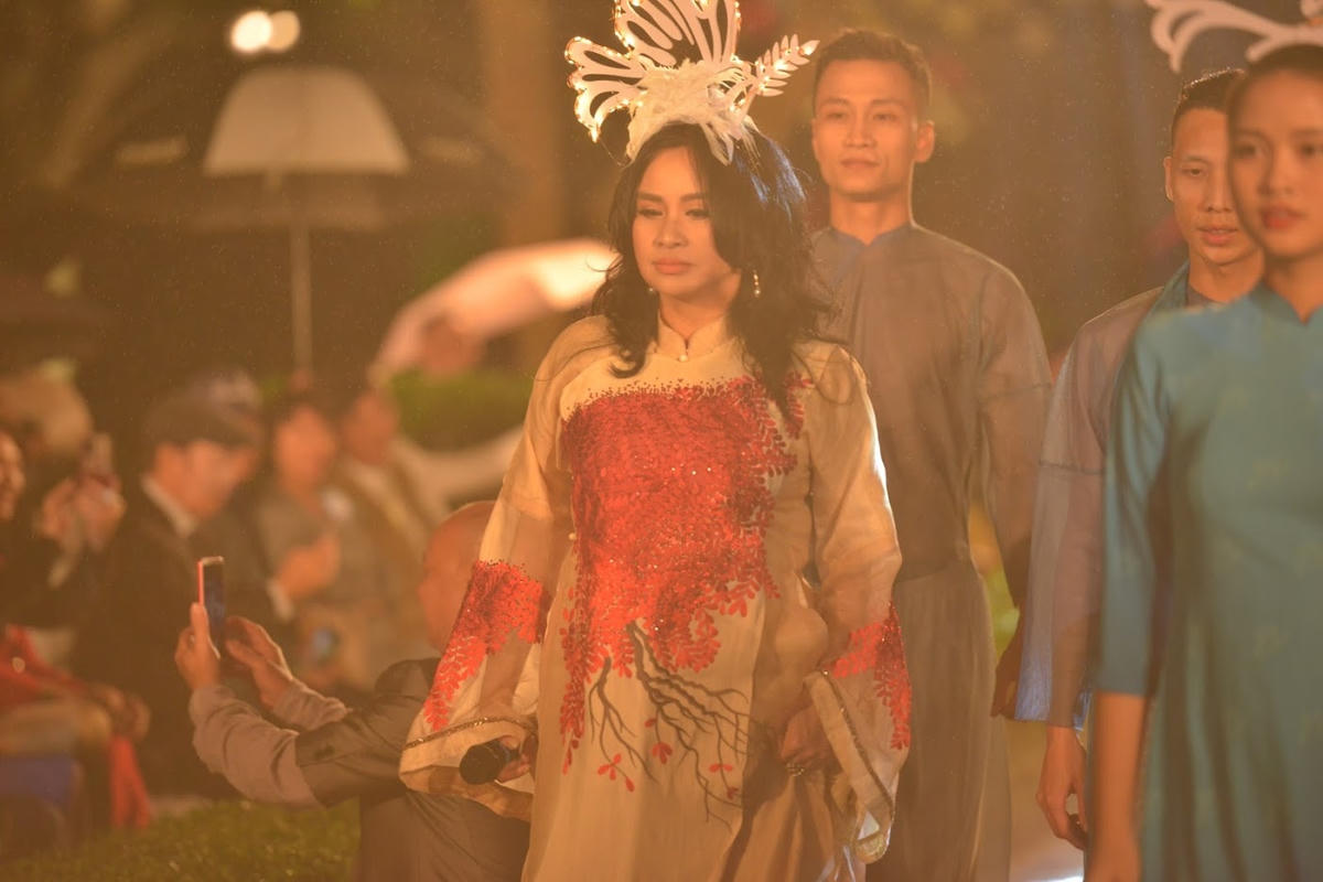 Ca sĩ Thanh Lam trong một màn trình diễn áo dài. Ảnh: Quang Vinh.