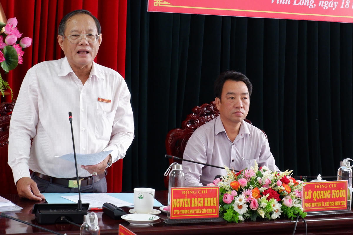 Trưởng ban Tuyên giáo Tỉnh ủy Vinh Long thông tin với báo chí tại buổi họp báo