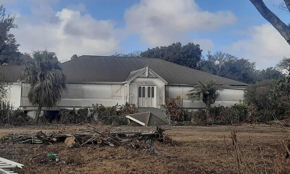 Các ngôi nhà bị hư hại ở đảo Tongatapu, quốc đảo Tonga. Ảnh: Marian Kupu / The Guardian.