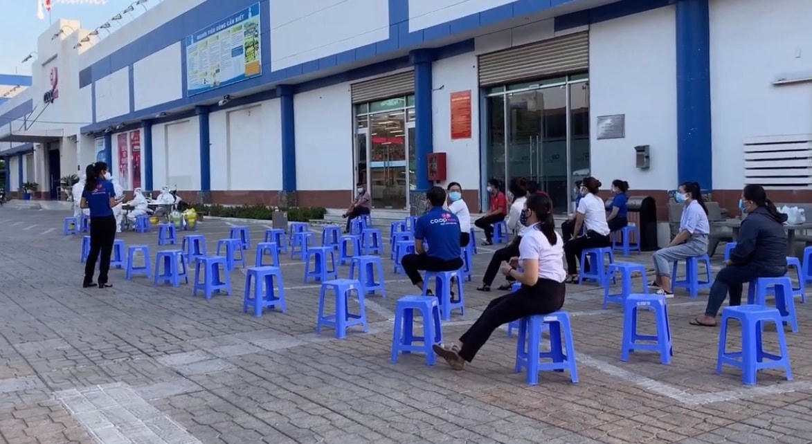 Lấy mẫu xét nghiệm sàng lọc SARS-CoV-2 tại TP Tuy Hòa, tỉnh Phú Yên.