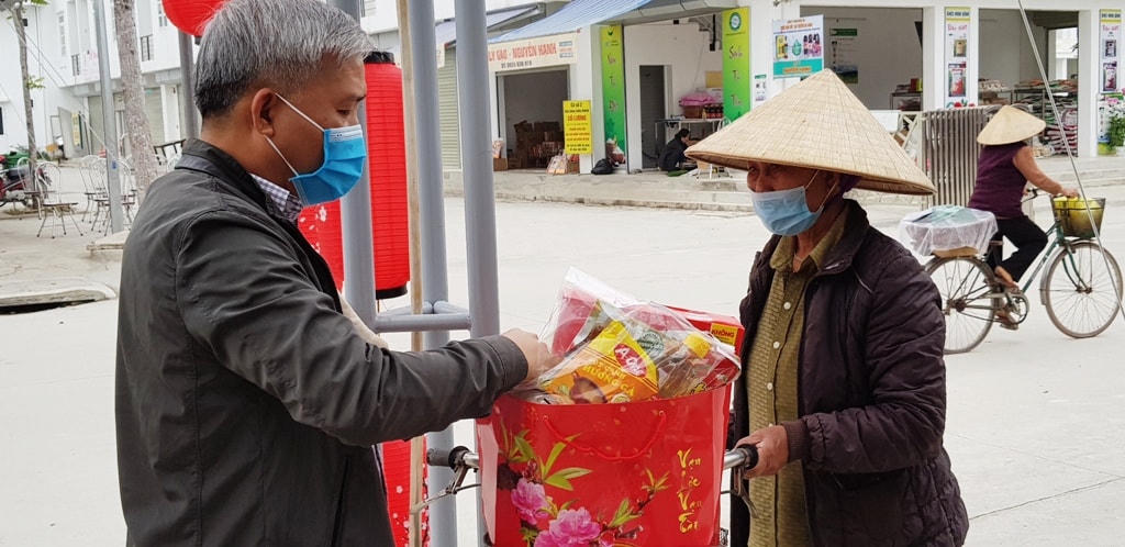 Những phần quà được trao đến tay người nghèo tại huyện Thọ Xuân khi Tết Nguyên đán đang đến gần là sự sẻ chia, đùm bọc đầy tình người.
